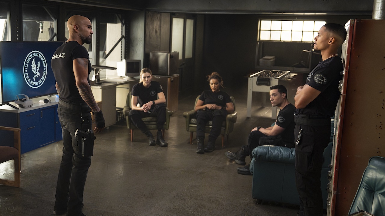 Hondo talking to team in S.W.A.T. Exiles Season 1