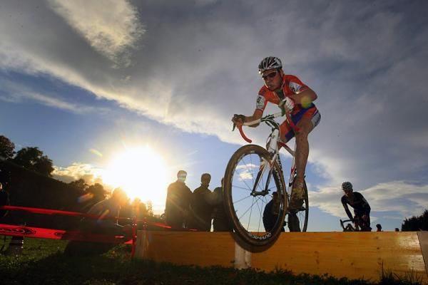 Tijmen Eising (Netherlands) was one of many riders to bunnyhop barriers.