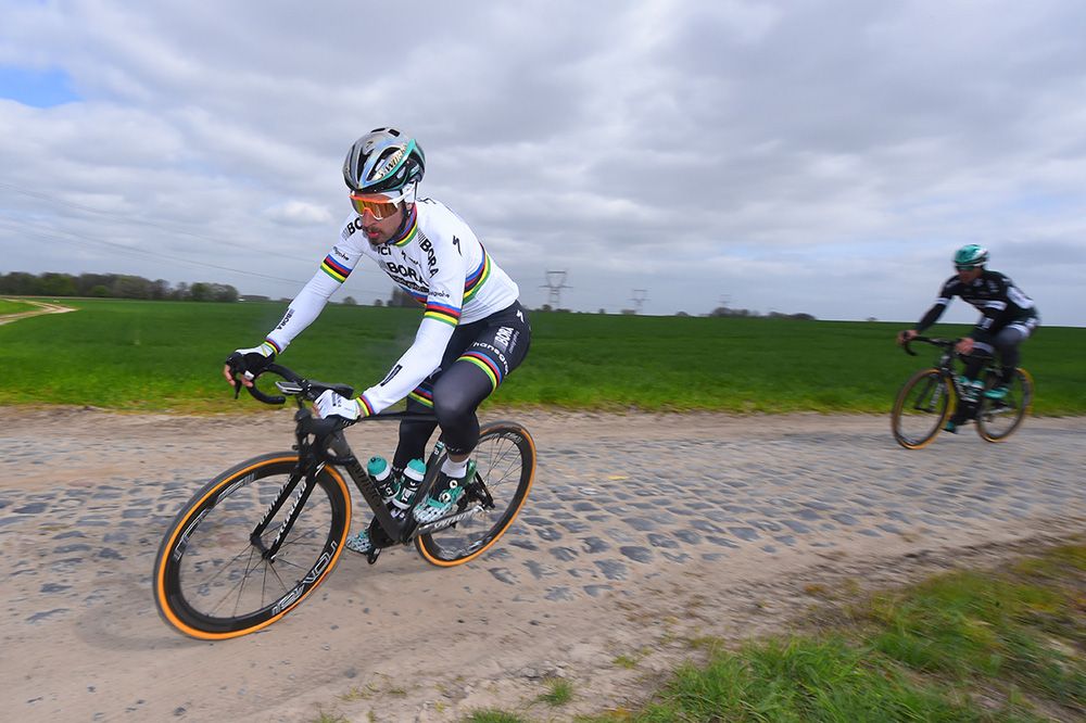 Sagan had the confidence to keep one hand on the tops during a corner