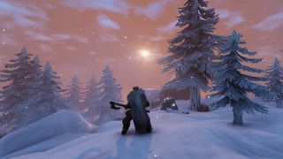 En spelare står i en snötäckt skog med en yxa i handen i spelet Valheim.