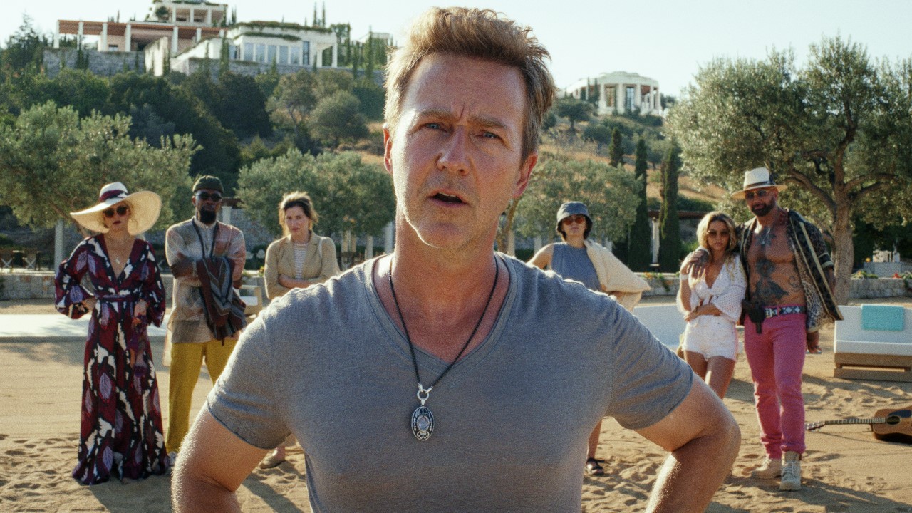 Edward Norton en Glass Onion: A Knives Out Mystery.