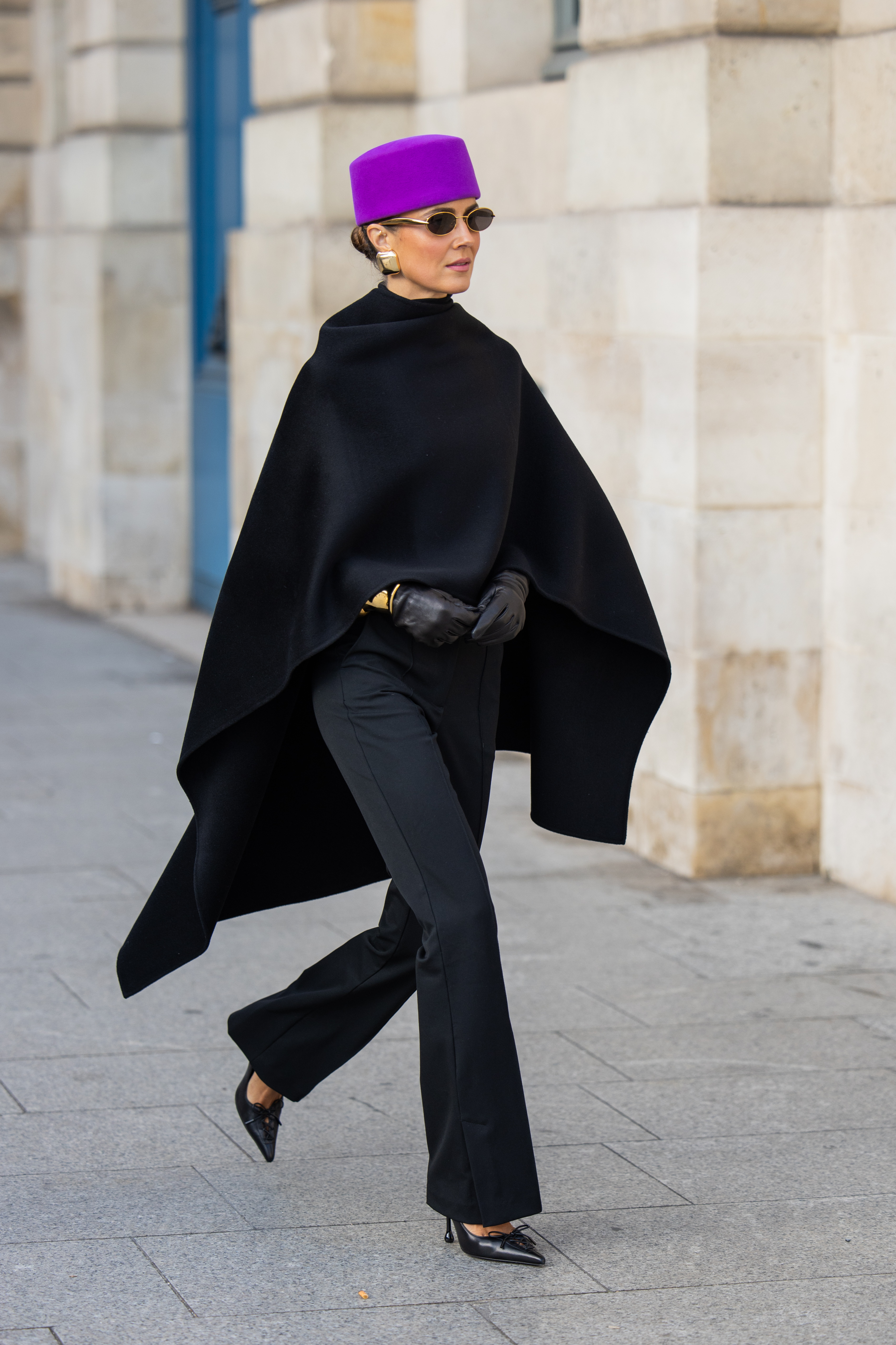Fashion person Nina Sandbech wears the French Women cape trend. She wears a black cape from Almada