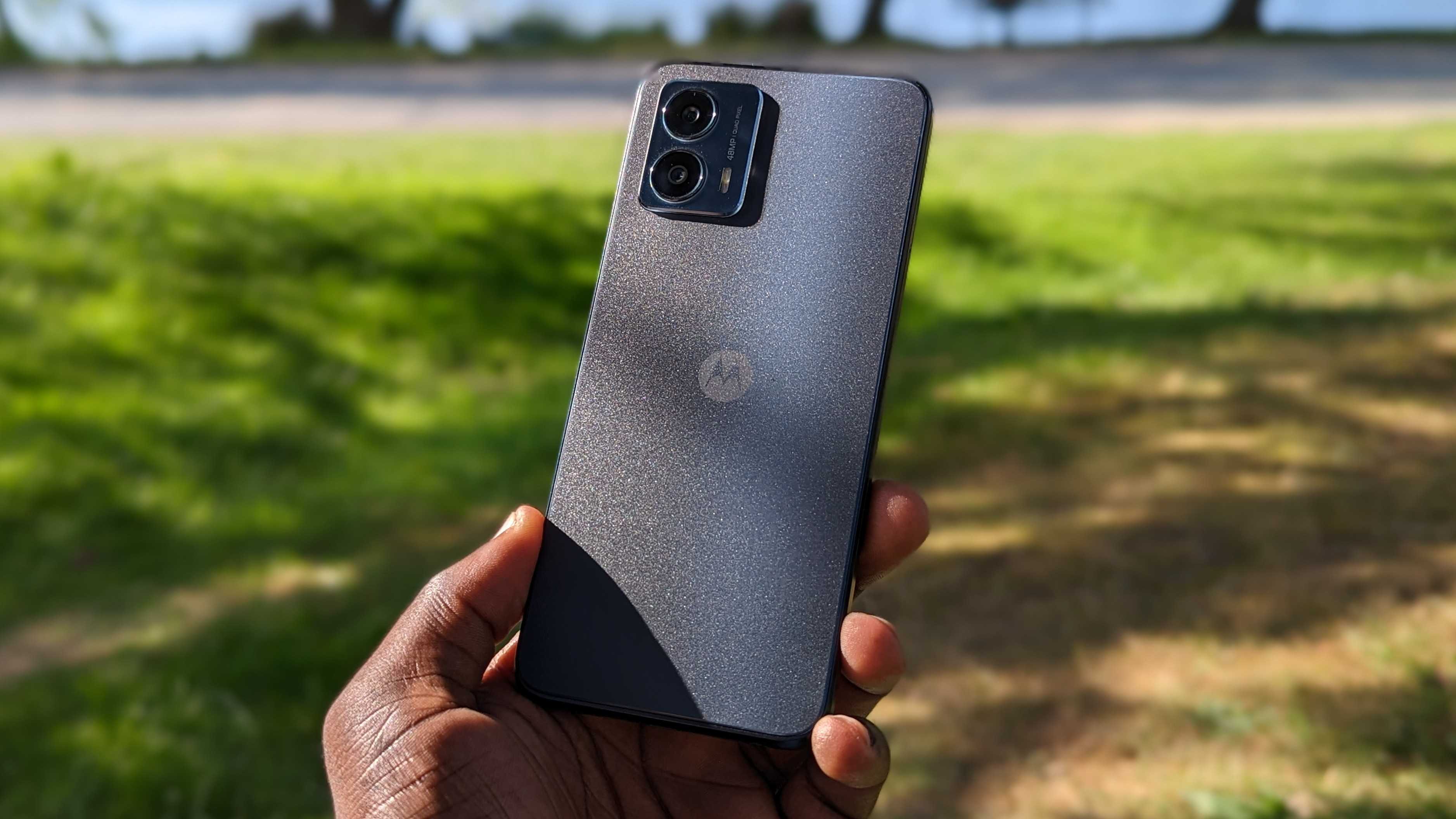 Moto G 5G (2023) Outdoors, In Hand