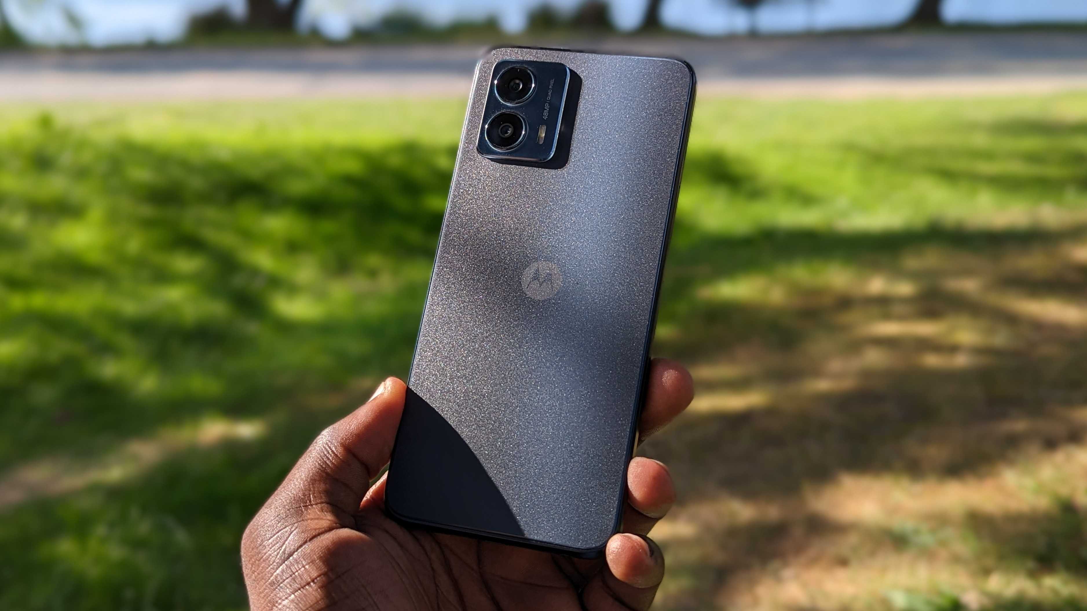 Moto G 5G (2023) outdoors, in hand