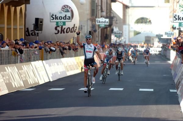 Philippe Gilbert (Omega Pharma-Lotto) shows how to win with class