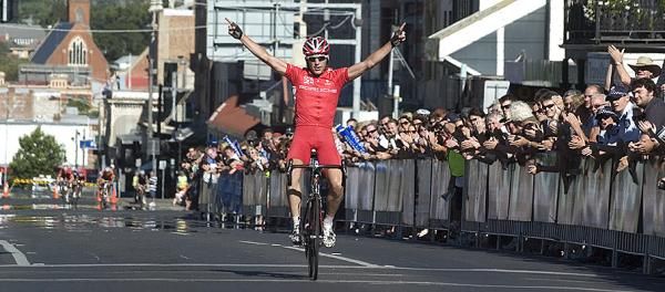 Daniel Braunsteins from Victoria takes out the men's Under 23 criterium championship with a long way back to the rest.