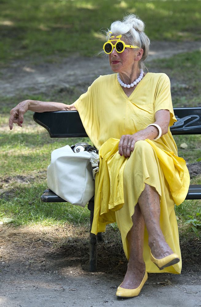 A spectators dressed in yellow for the occasion.