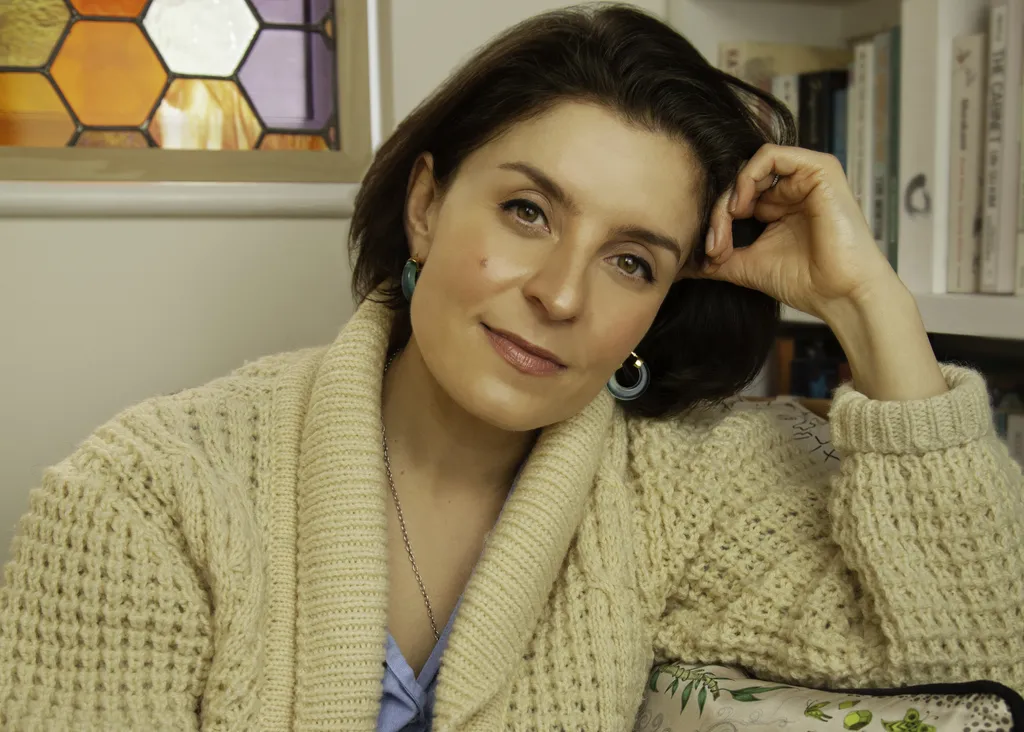 ‘No me impresiona una educación en Oxford o Cambridge’: La autora Jessie Burton habla sobre sus ambiciones como actriz, la escritura de ‘La Miniaturista’ y sus pasiones.