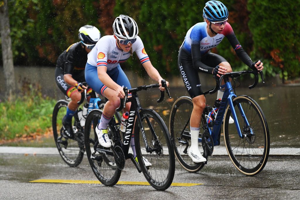 The break of the day: Cat Ferguson (GB) ahead of Paula Ostiz (Spain) and Vikt&oacute;ria Chladoňov&aacute; (Slovakia)