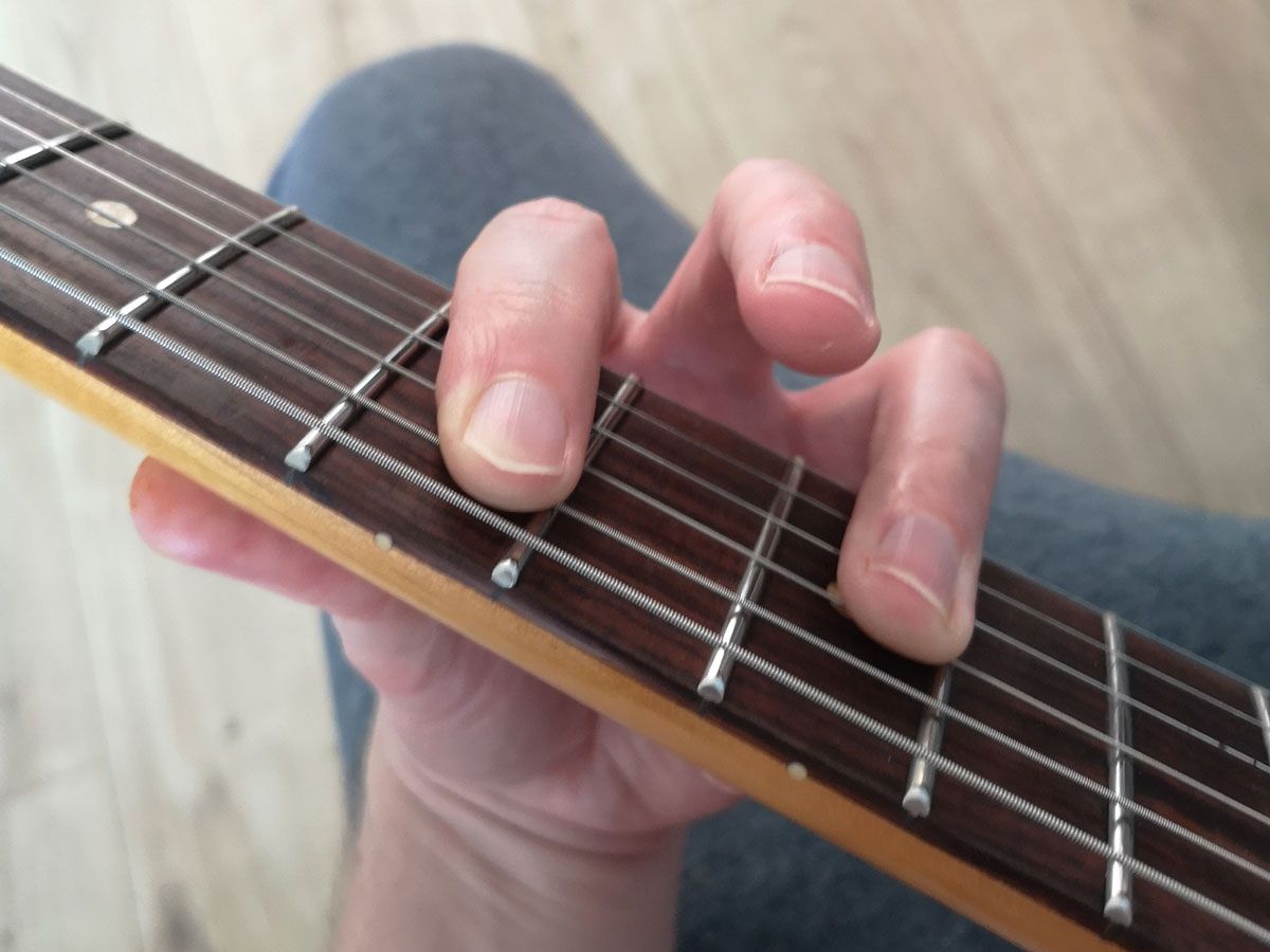How to play an E chord on guitar