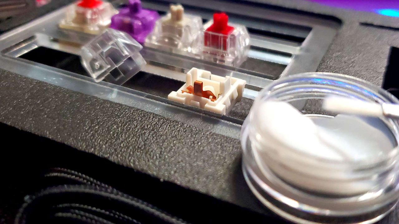Lubing mechanical key switches