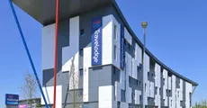 The front facade of a travelodge hotel