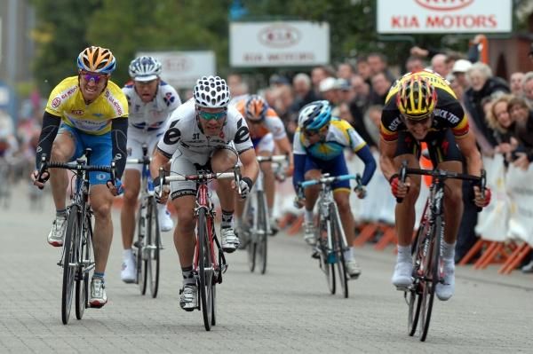 Tom Boonen (Quick Step) gets the stage win ahead of Roger Hammond (Cervelo TestTeam) and Tyler Farrar (Garmin-Slipstream).