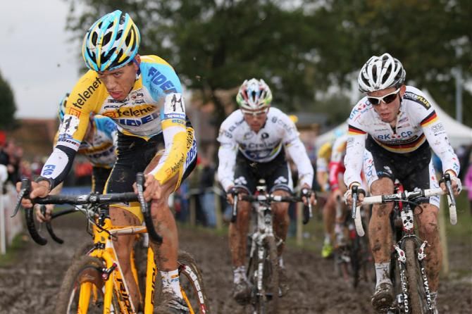 Tom Meeusen (Telenet-Fidea) leads Philipp Wasleben (BKCP-Powerplus) and Sven Nys (Crelan KDL) through a section of mud