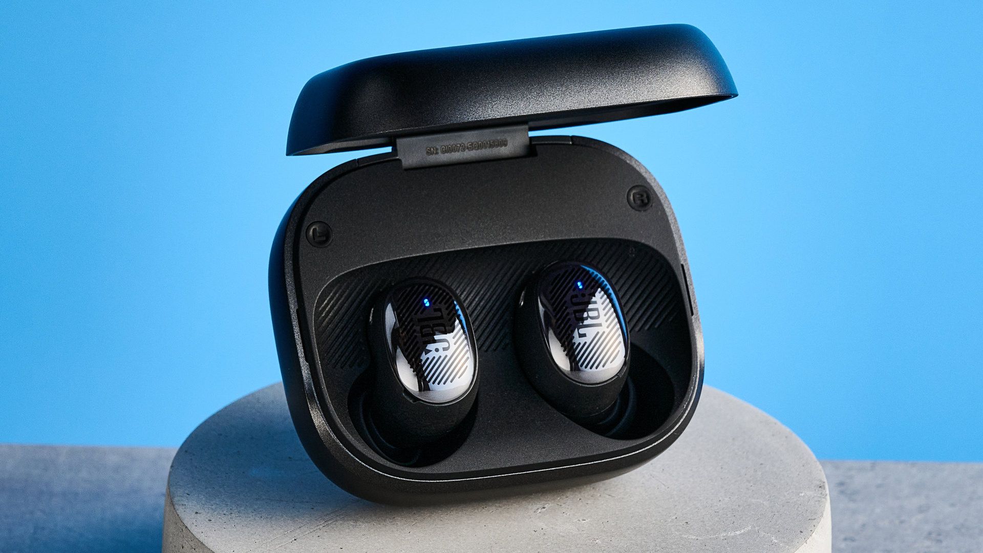 JBL Live Buds 4 earbuds in black