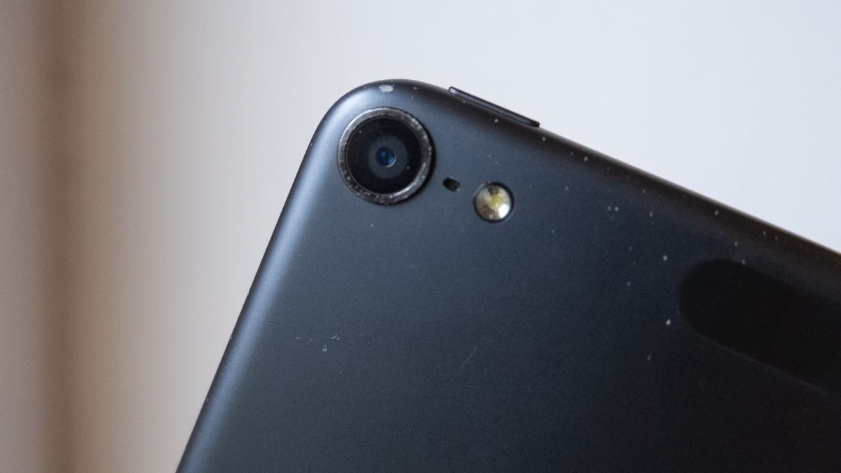 A space gray iPod Touch 6th Gen