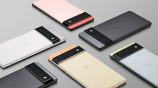 Sechs Google Pixel 6 und 6 Pro liegen mit dem Gesicht nach unten auf einer Oberfläche