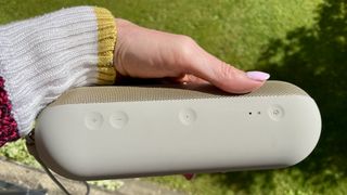 Le haut-parleur Beats Pill au soleil