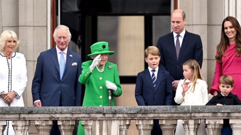Queen with Royal Family on Buckingham Palace balcony