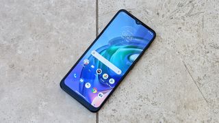 Das Moto G10 auf einem Steinboden