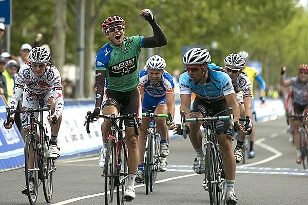 Jonathan Cantwell (Fly V Australia) takes out the final stage of the tour in Lygon Street Carlton.