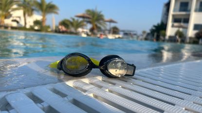 FORM Smart Swim 2 swimming goggles