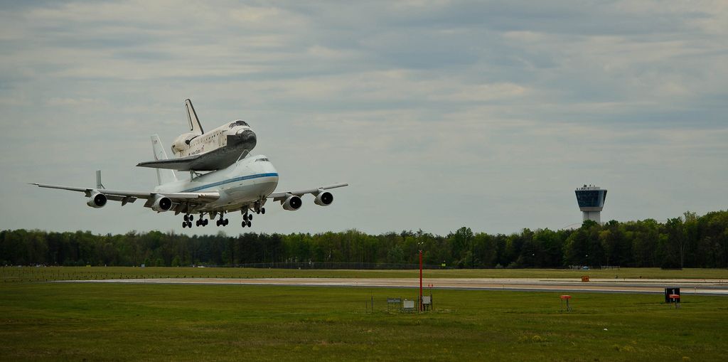 2012 年 4 月 17 日星期二,發現號航天飛機搭載在 747 號航天飛機運載機 (SCA) 上,接近跑道準備降落在斯特林的華盛頓杜勒斯國際機場。弗吉尼亞州