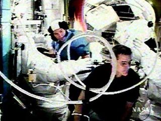ISS Crew Dons U.S. Spacesuits in Spacewalk Rehearsal