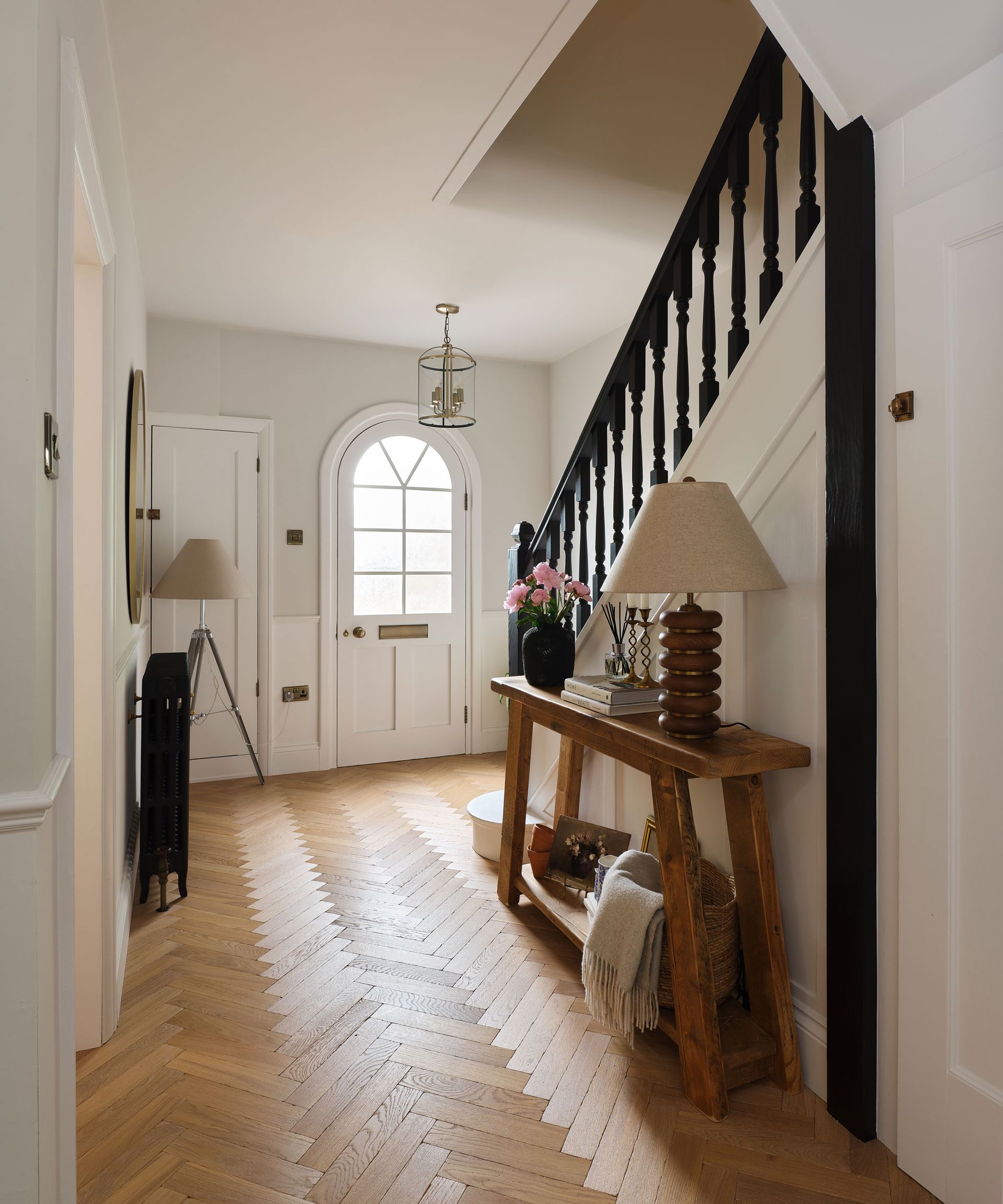 Rumah tahun 1930-an direnovasi dan diperluas untuk menciptakan rumah keluarga yang bergaya