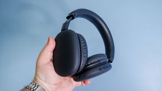 Groov-e Fusion in front of a blue wall