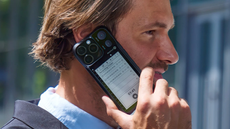 Lifestyle image of the Reetle Smartlink I e-ink phone case