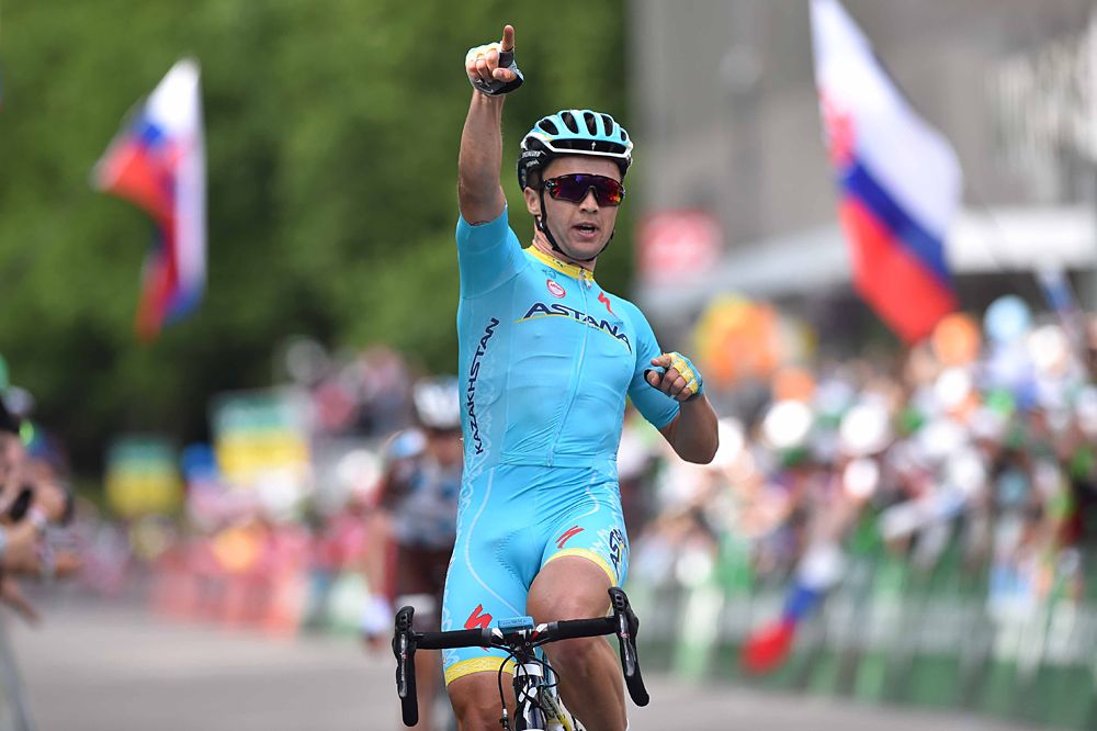 Alexey Lutsenko (Astana) takes the stage 8 win ahead of Jan Bakelants (Ag2r-La Mondiale)
