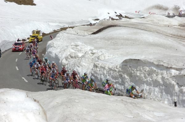 The peloton was dwarfed by banks of snow