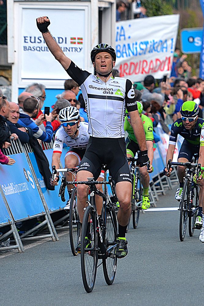 Stephen Cummings (Dimension Data) soloed to the win in Pais Vasco stage 3