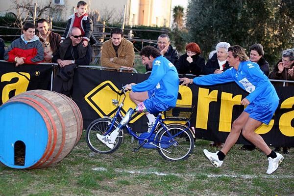 Alessandro Grassi gets a hand from Filippo Pozzato.