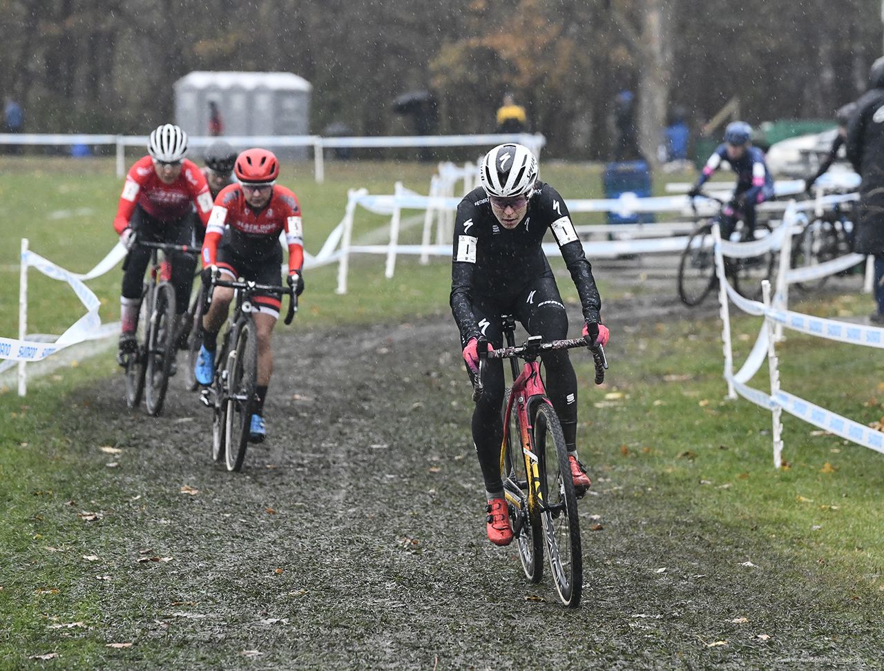 Maghalie Rochette (Specialized/Feedback Sports) at the front