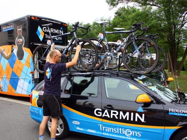 Team mechanic Kris Withington loads bikes on to the car.