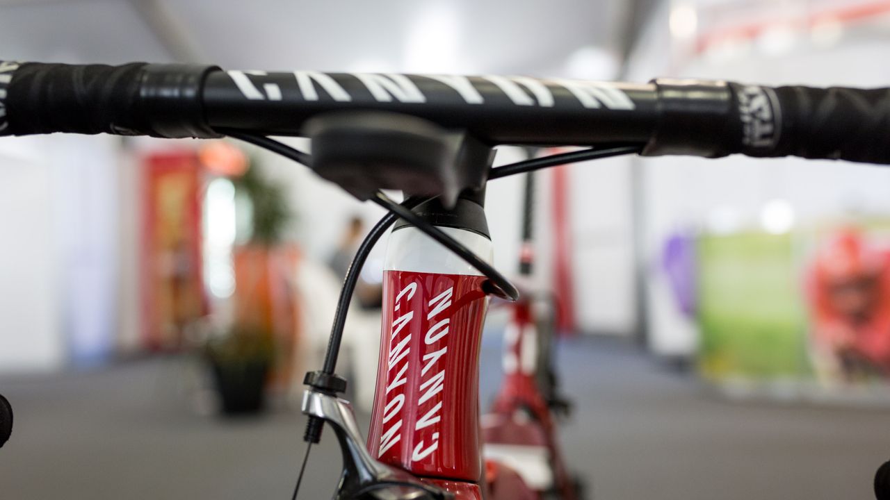The hour glass shaped headtube