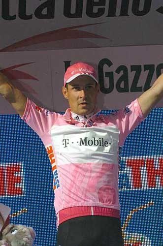 Olaf Pollack in pink in the 2006 Giro d'Italia.