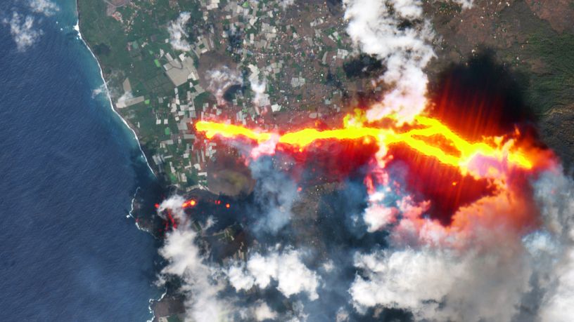 This Sentinel-2 image of the La Palma volcanic eruption have been processed in true color, using the shortwave infrared channel to highlight the new flow of lava.