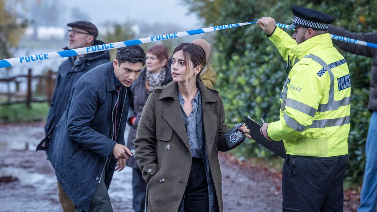 Hitch (ARCHIE RENAUX) and Ember (JENNA COLEMAN) in The Jetty