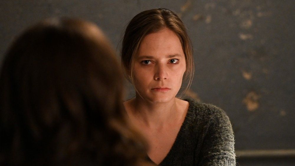 Patrick John Flueger as Adam Ruzek, Caitlin Mehner as Samantha Beck in Chicago P.D.