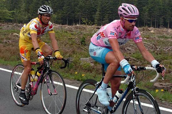 Stefan Schumacher (Gerolsteiner) with Gibo Simoni on his wheel