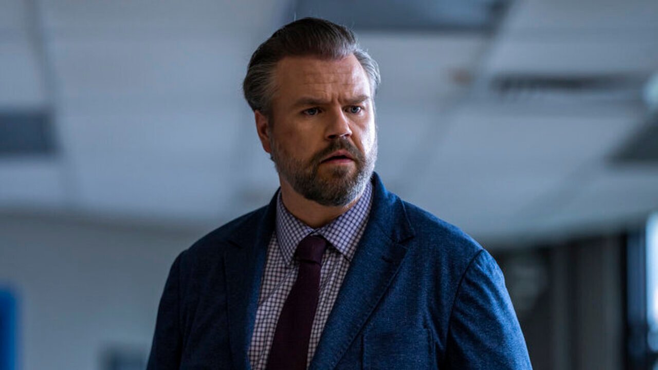 new amsterdam season 4 premiere tyler labine iggy looking at pyromaniac mary