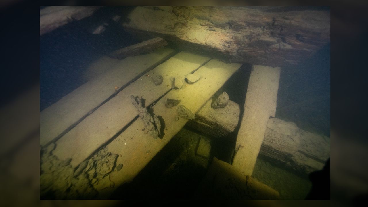 &Auml;pplet was built a few months after the Vasa in the late 1620s, to almost the same design, in the same shipyard and from the same batch of wood.