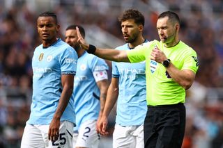 NEWCASTLE UPON TYNE, ENGLAND - SEPTEMBER 28: Match referee Jarred Gillett during the Premier League match between Newcastle United FC and Manchester City FC at St James' Park on September 28, 2024 in Newcastle upon Tyne, England. (Photo by Jacques Feeney/Offside/Offside via Getty Images)