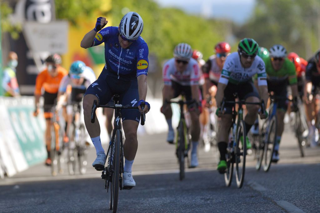 Sam Bennett (Deceuninck-QuickStep) celebrates