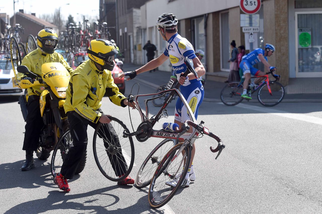 Oliver Naesen (Topsport Vlaanderen - Baloise) wanting a quick change of a rear wheel flat