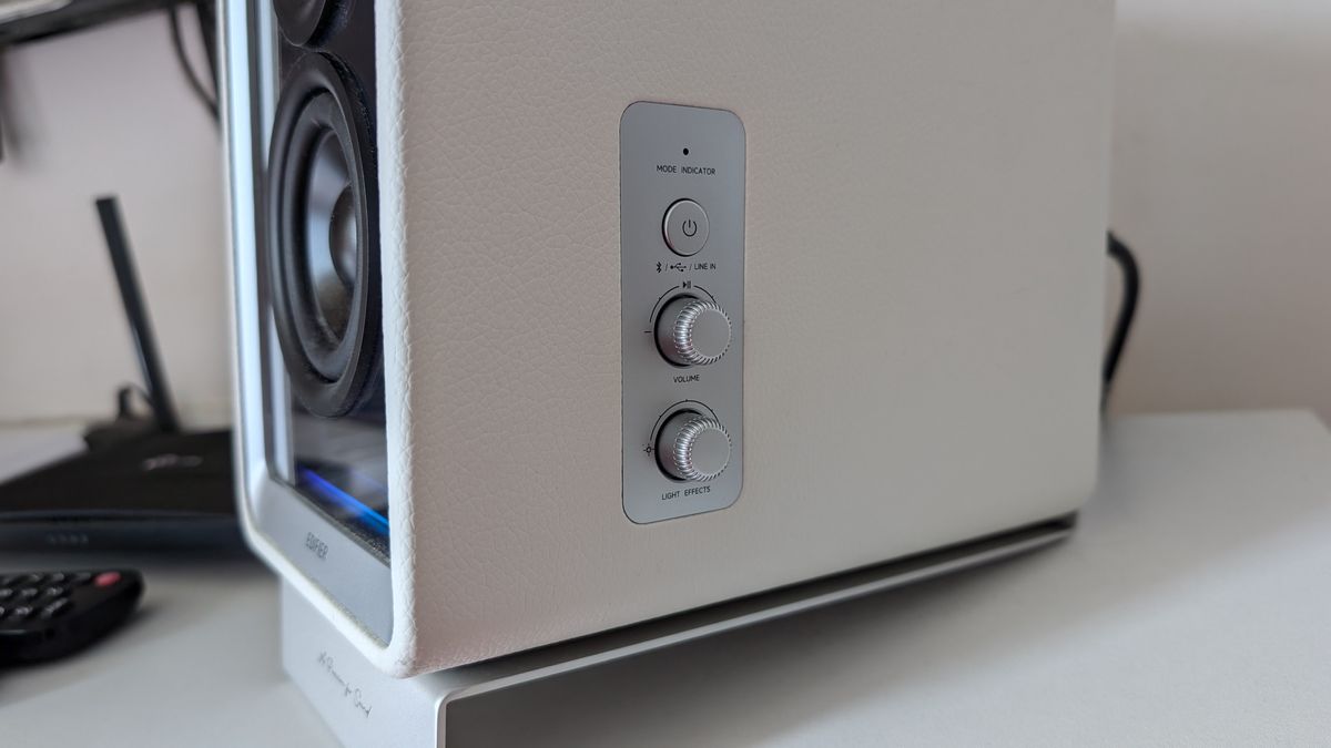 Edifier QR65 Active Monitor Speakers