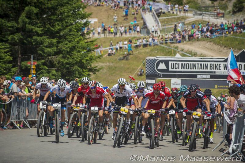 Start of the Elite mens race under blue skies but intense heat